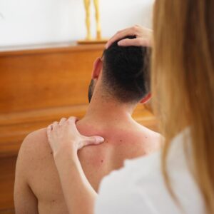 Leistungssport und Physiotherapie, Person wird physiotherapeutisch behandelt